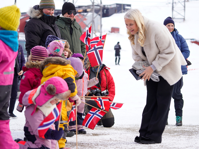 Ruvdnaprinseassa dearvvaha mánáid mat válde Ruvdnaprinsabára vuostá Longyearbyena álbmotgirjerádjosa olggobealde. Govven: Ole Berg-Rusten / NTB