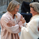 7. juni: Kongen og Dronningen er tilskuere under Juni Dahrs framføring av Jeanne d'Arc på Oscarshall. Her, Dronning Sonja med Juni Dahr etter forestillingen (Foto: Sven Gj. Gjeruldsen, Det kongelige hoff)