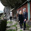 Ruvdnaprinsa Haakon ja Ruvdnaprinseassa Mette-Marit guossástallamin Helleren báikkis (Govva: Bjørn Sigurdsøn, Scanpix)
