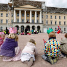 Venter på Slottsplassen (Foto: Lise Åserud, Scanpix)