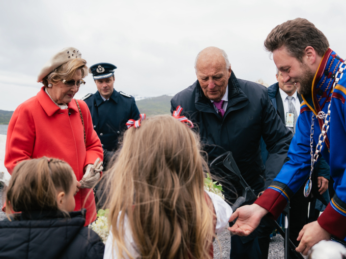 Hápmanhoavda Jan Inge Karlsen, sátnejođiheaddji Kai Petter Johansen ja politiijameašttir Astrid Nilsen sávve buresboahtima Gonagasbárrii, ja nuoramusat Martine Kaasen (5) ja Ingrid Amalie Olsen-Åsheim (6), geigiiga liđiid. Govva: Ola Vatn, Gonagaslaš hoavva.