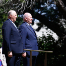 Almmolaš buresboahtinseremoniija lei olggobealde Government House Canberras. Gonagas Harald ja Generálaguvernøra Peter John Cosgrove guldaleaba našunálalávlagiid. Govva: David Gray, Reuters / NTB scanpix