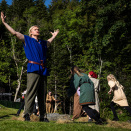 Kongeparet fekk sjå utdrag fra «Spelet om kong Arthur». Foto: Erik Birkeland / TINGH