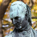 Statuen av Camilla Collett står på nordsiden av Slottet. Govva: Liv Osmundsen, Gonagasla&#154; hoavva.