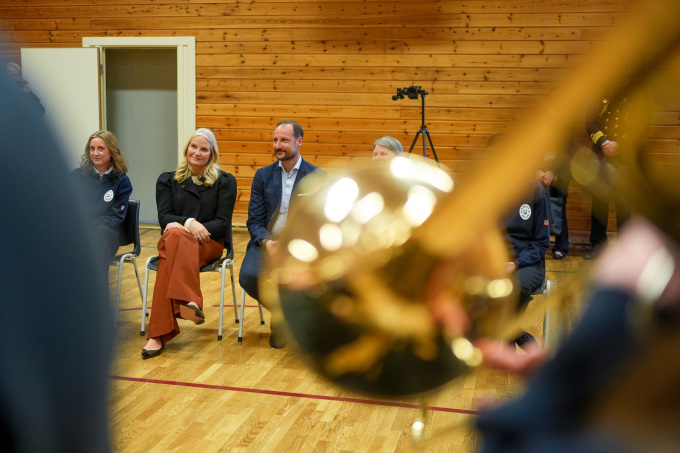Kronprinsparet under øvelsen med Asker skolekorps. Aspirantkorpset, juniorkorpset og seniorkorpset spilte under besøket. Foto: Terje Pedersen, NTB
