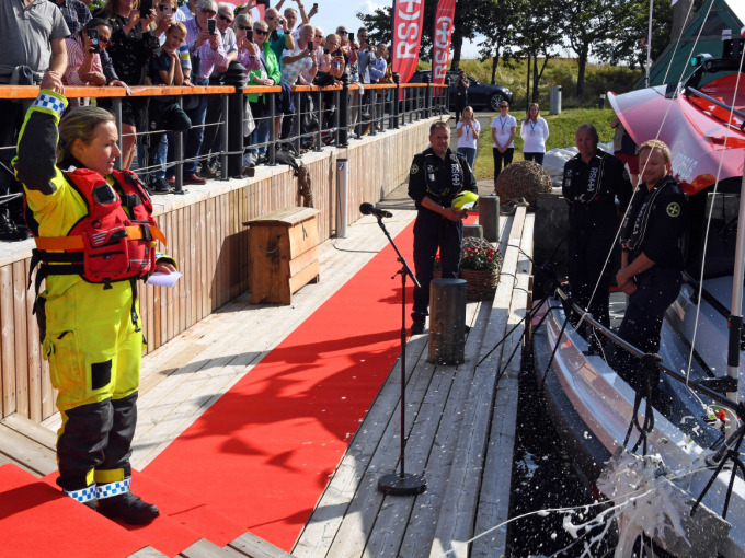 Ragnhild Lorentzen døyper redningsskøyta: «Må hell og lykke følgje deg og mannskapet ditt i di ansvarsfulle gjerning langs den norske kysten.» Foto: Sven Gj. Gjeruldsen, Det kongelege hoffet.