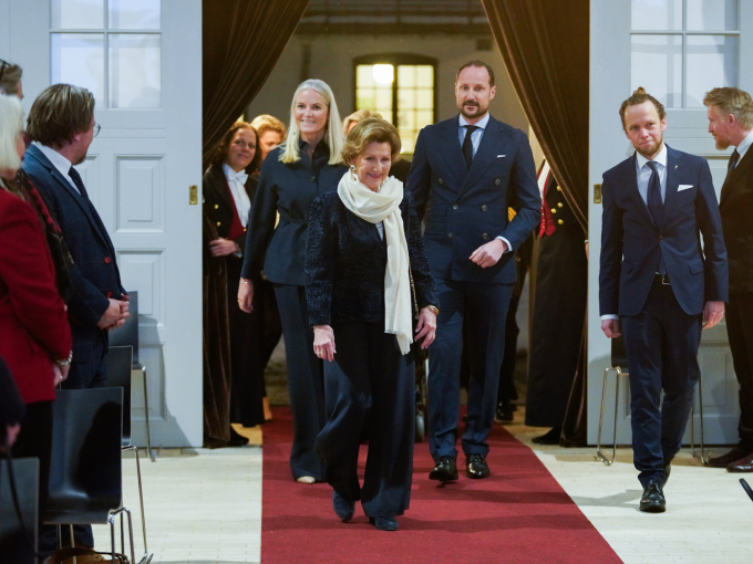Dronning Sonja, Kronprinsparet og Prinsesse Astrid ankommer utstillingsåpning i Dronning Sonja KunstStall. Foto: Terje Bendiksby / NTB