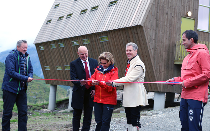 Dronninga klipper snora og opnar med det nye Tungestølen turisthytte. Her saman med Kjetil Trædal Thorsen (Snøhetta), Asbjørn Nes (Veitastrond Bygdelag), Ole Schanke Eikum (Luster Turlag) og Hans Harald Nes (Hans Nes Bygg). Foto: Det kongelege hoffet.