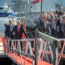 Kongeparet kommer til Larsnes i Sande kommune. Foto: Erik Birkeland / TINGH