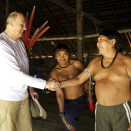 Kong Harald og Daví Kopenawa takker for fire innholdsrike dager.  Publisert 04.05 2013. Handoutbilde fra Det kongelige hoff. Bildet er kun til redaksjonell bruk - ikke for salg. Foto: Rainforest Foundation Norway / ISA Brazil.
