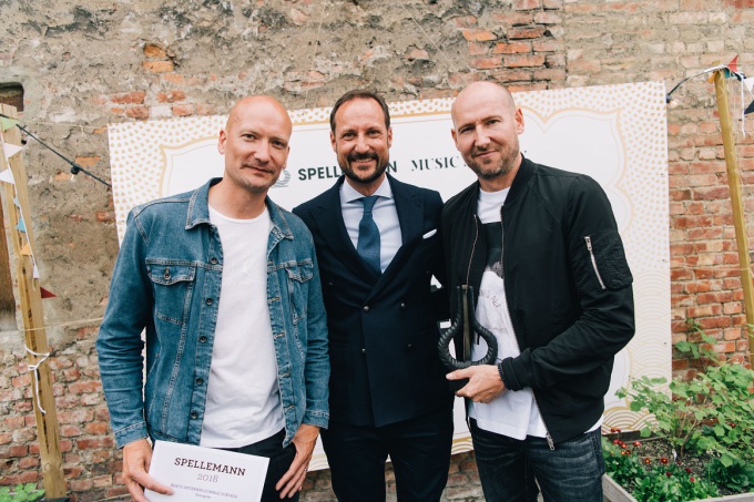 Hans Kongelige Høyhet Kronprinsen overrakte prisen for Årets internasjonale suksess til Stargate. Stargate er Mikkel Storleer Eriksen og Tor Erik Hermansen. Foto: Michael «Akam1k3» Vera Cruz Angeles.
