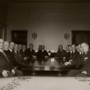 Statsråd 26. september 1940. Fra venstre: Anders Fjelstad, Arne Sunde, Birger Ljungberg, Sverre Støstad, Trygve Lie, Hans Ystgaard og statsminister Johan Nygaardsvold, Kong Haakon, Kronprins Olav, Halvdan Koht, Nils Hjelmtveit, Oscar Torp, Terje Wold, Olav Hindahl og Sven Nielsen. Fotograf ukjent, De kongelige samlinger