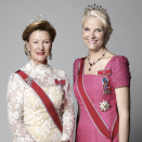 H.M. Dronning Sonja og Kronprinsesse Mette-Marit. Publisert 22.01 2011. Handoutbilde fra Det kongelige hoff. Bildet er kun til redaksjonell bruk - ikke for salg. Foto: Sølve Sundsbø / Det kongelige hoff. Størrelse: 3000 x 4055 px og 8,14 Mb.