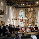 Suoidnemánu 24. beaivvi lágiduvvui muitoipmilbálvalus Messe for sorg og håp Oslo duopmogirkus. Olbmot devde girku (Govva: Aleksander Andersen / Scanpix)