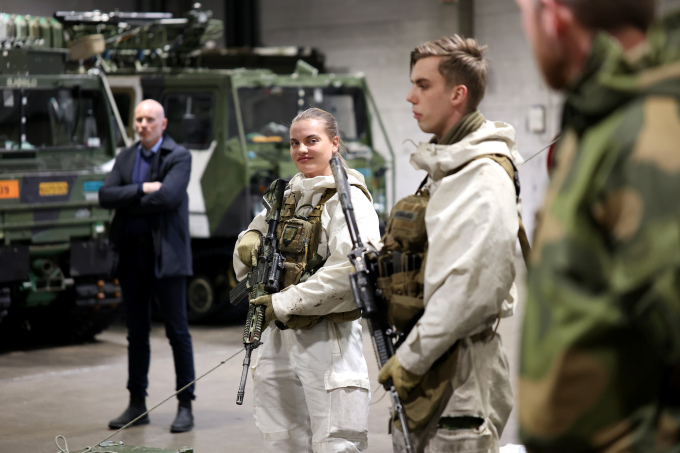 Vernepliktige ved Høybuktmoen leir kunne fortelle Kongen om tjeneste de gjør. Foto: Jan Langhaug / NTB