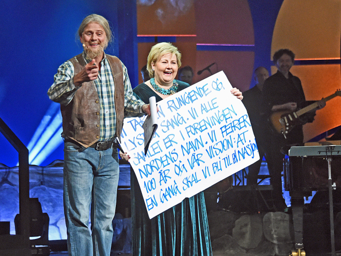 Robert Stoltenbergs figur Roy Narvestad på scenen sammen med statsminister Erna Solberg. Foto: Sven Gj, Gjeruldsen, Det kongelige hoff
