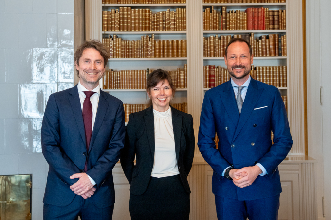 Kronprins Haakon fikk en orientering om kunstig intelligens og hvordan teknologien kan påvirke valgprosesser. Foto: Simen Sund, Det kongelige hoff