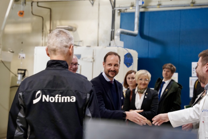 Kronprinsen blir vist rundt i prosesshallen hos Nofima. Foto: Sara Svanemyr, Det kongelege hoffet 