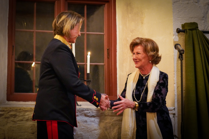 Dronning Sonja mottok HVs fortjenestemedalje, overlevert av Sjef Heimevernet, generalmajor Elisabeth Michelsen. Foto: Simen Sund/Det kongelige hoff