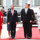 Presideanta Vējonis ja su roavvá Iveta Vējone sávaiga Ruvdnaprinsabárrii buresboahtima allaáiggálaš buresboahtinseremoniijain olggobealde Presideantagárdima. Govva: Lise Åserud / NTB Scanpix