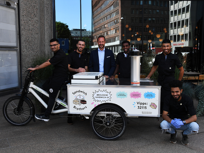 Kronprins Haakon med Sandwich Brothers i Oslo. Foto: Sven Gj. Gjeruldsen, Det kongelige hoff