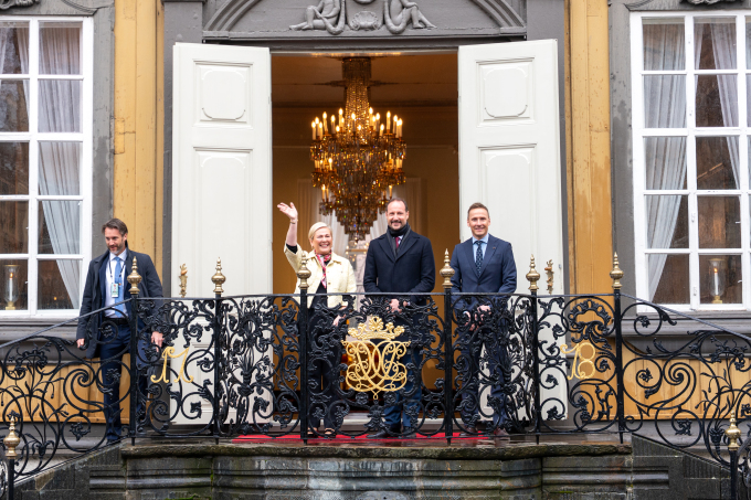 Kronprinsen sammen med det islandske presidentparet utenfor Stiftsgården i Trondheim. Stiftsgården er den kongelige residensen i Trondheim. Foto: Sara Svanemyr, Det kongelige hoff
