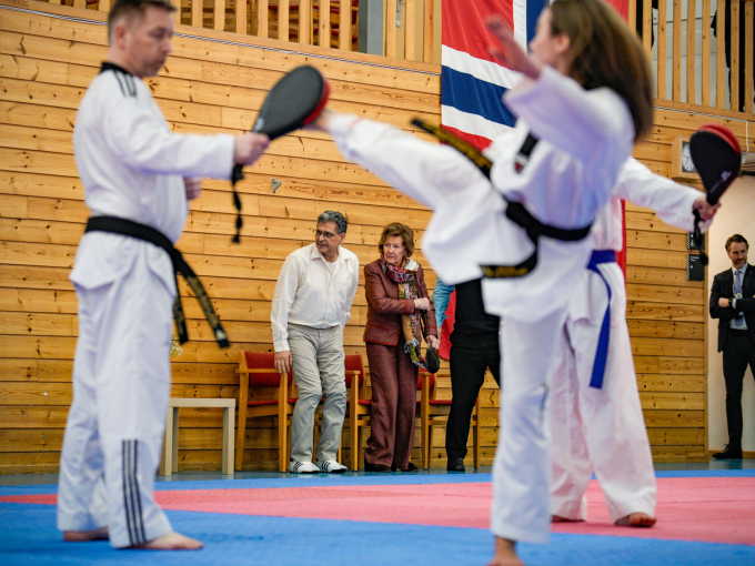 Dronning Sonja i kampsporthallen under trening sammen med hovedtrener og grandmaster Shah Iran. Foto: Stian Lysberg Solum / NTB