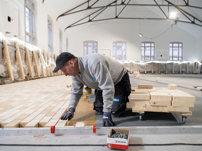 Det ble lagt nytt stubbgulv med 55 000 kubber av saktevoksende gran fra Gjøvik. Bakgrunnen var et gammelt gulv funnet i en trappoppgang under restaureringen. Foto: Øivind Möller Bakken, Det kongelige hoff