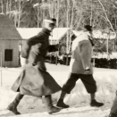 Cuo&#331;ománu 10. beaivvi bo&#273;ii duiska sáttaolmmái Curt Bräuer Gonagas Haakonii duiskala&#269;&#269;aid gáibádusain. Gonagas ii miehtan sin gáibádusaide. Rá&#273;&#273;ehus attii seamma vástádusa. Duiskala&#269;&#269;at vástidedje garra girdifallehemiiguin. Dá ohcá Gonagas suoji vai ii deaivvahala duiska girdibombbaide Nybergsunddas cuo&#331;ománu 11. beaivvi 1940. Govva: Johan Wilhelm Clüver. Gonagasla&#154; hoava vuorkágovva.