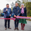 Ruvdnaprinsa rahpá Brubakken johtolatbirasdoaimma ovttas Ruvdnaprinseassain Mette-Marit ja Lom sátnejođiheddjiin, Bjarne Eiolf Holø. Govva: Stian Lysberg Solum / NTB scanpix