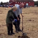 1. oktober: Dronningen besøker de arkeologiske utgravningene på Re - et slagsted fra borgerkrigen på 1200-tallet  (Foto: Det kongelige hoff)