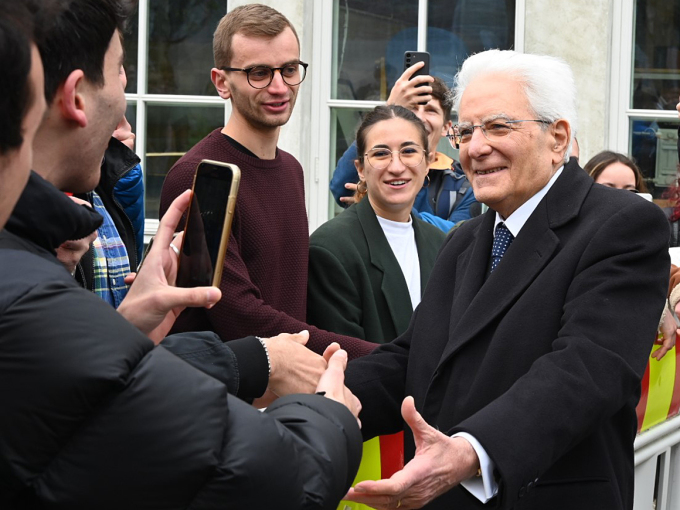 NTNUas lea hirbmat internationála biras. Presideanta Mattarella dearvvaha muhtun itálialaš studeanttaid.  Govven: Sven Gj. Gjeruldsen, Gonagaslaš hoavva.
