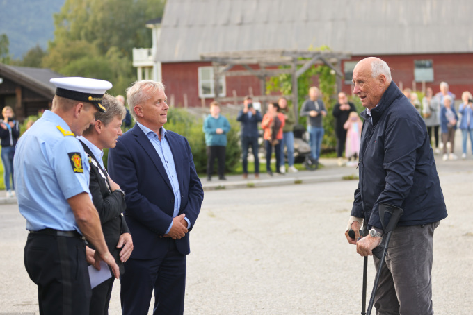 Statsforvalter i Innlandet Knut Storberget, Ringebu-ordfører Arne Fossmo og politimester Johan Brekke ønsket velkommen til Fåvang og viste frem flomvollen som beskyttet tettstedet i Gudbrandsdalen mot store ødeleggelser i sommer. Foto: Geir Olsen / NTB