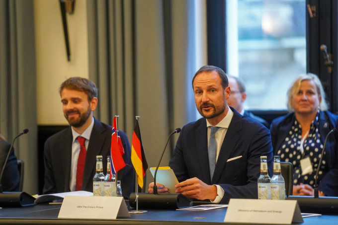 Kronprinsen var til stede under en rundebordskonferanse om hydrogen i regi av NHO og den norske ambassaden i Berlin. Rundebordet samlet tyske og norske myndigheter og sentrale næringslivsaktører. Foto: Simen Løvberg Sund, Det kongelige hoff