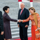 Presideanta Xi Jinping ja Kina vuosttašroavvá, Peng Liyuan sávaiga Gonagasbárrii buresboahtima.