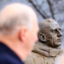 Juovlamánu 14. beaivvi: Gonagas Harald geassá liinni eret Sydpolamonumeanttas mii lea Bygdøynesas. Monumeanta markere ahte lea 100 jagi dan rájes Roald Amundsen ja su olbmot jovde Sydpolenii  (Govva: Cornelius Poppe / Scanpix)
