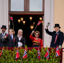 Det ble en annerledes 17. mai, med barnetoget avlyst av smittevernhensyn. Men Kongefamilien inntok Slottsbalkongen for å hilse og delta da hele landet sang "Ja, vi elsker" klokken 13.00. Foto: Lise Åserud, NTB scanpix