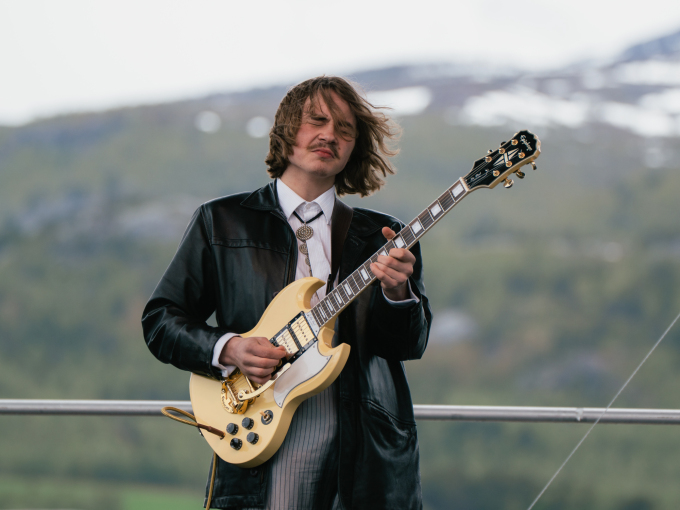 Bjørn Kristian Henriksen Báttáris eret, Návvuonas, attii albma álggu lávdeprográmmii heavy metal gitáračuojahemiin. Govva: Ola Vatn, Gonagaslaš hoavva