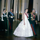 Prinseassa Astrid ja Persia Sjaha mannamin gállamállásiidda 1961 stáhtaguossástallama oktavuo&#273;as. Ma&#331;ábealde vázziba Gonagas Olav ja Dronnet Farah Diba (Govva: NTB / Scanpix)