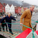 Prinsa Charles ja Gonagas Harald mannaba dutkanskiipii "Brennholm» (Govva: Stian Lysberg Solum / Scanpix)