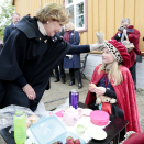 Dronning Sonja besøker "Kongens bord" hvor "Dronning Sonja" (t.h.) Karmen, "Prinsessen" Andrea og "Kongen" Leander spiser . Foto: Lise Åserud, NTB scanpix