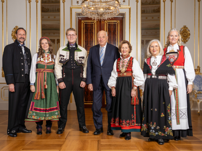 H.K.H. Ruvdnaprinsa, H.K.H. Prinseassa Ingrid Alexandra, Prinsa Sverre Magnus, H.M. Gonagas, H.M. Dronnet, Marit Tjessem ja H.K.H. Ruvdnaprinseassa. Govva: Heiko Junge / NTB