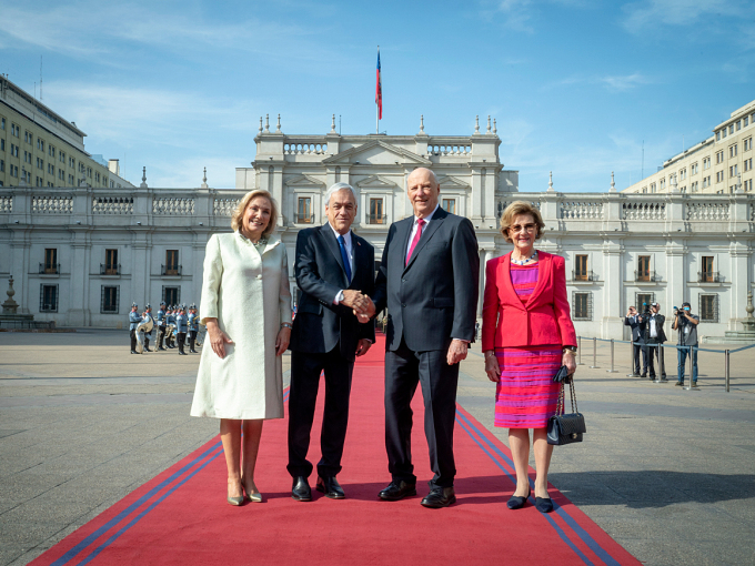 Presideanta Sebastián Piñera ja Chile vuosttašroavvá, Cecilia Morel Montes sávaiga buresboahtima Gonagasbárrii. Govva: Heiko Junge, NTB scanpix