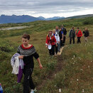 10. august: Dronning Sonja foretar den offisielle åpningen av kyststiene på Vannøya i Karlsøy kommune (Foto: Det kongelige hoff).