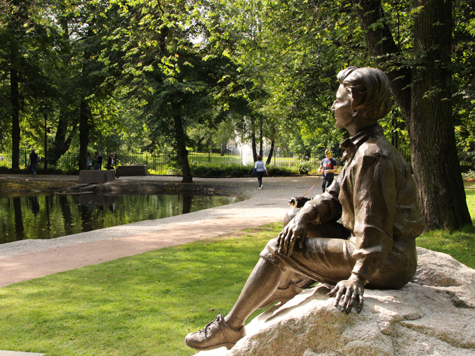 Statuen av Dronning Sonja - Turdronningen - ble reist i 2017 i anlending Dronningens 80-årsdag. Foto: Liv Osmundsen, Det kongelige hoff.