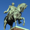 Det var Carl Johan som la ned grunnstenen til Slottet i Oslo, og etter sigende bestemte hvor det skulle ligge. Govva: Liv Osmundsen, Gonagasla&#154; hoavva.