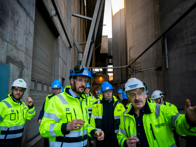 Kronprins Haakon får en omvisning av fabrikksjef Per Ole Morken hos sementprodusenten Norcem i Brevik. Foto: Heiko Junge, NTB scanpix