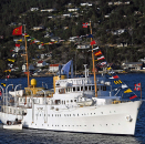 Dronningen ankommer Oscarsborg festning med Kongeskipet for å se opera på festningen i august 2019. Foto: Sven Gj. Gjeruldsen, Det kongelige hoff