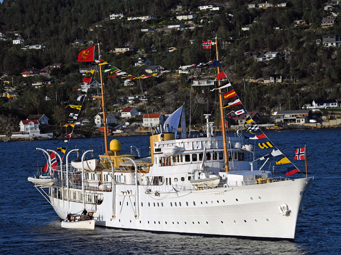 Kongeskipet førte Dronning Sonja til Oscarsborg festning, der OscarsborgOperaen sette opp Aida i august. Foto: Sven Gj. Gjeruldsen, Det kongelege hoffet