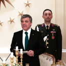Presideanta Gül doallá sártni mállásiid oktavuo&#273;as Presideantagárdimis (Govva: Lise Åserud, NTB scanpix)